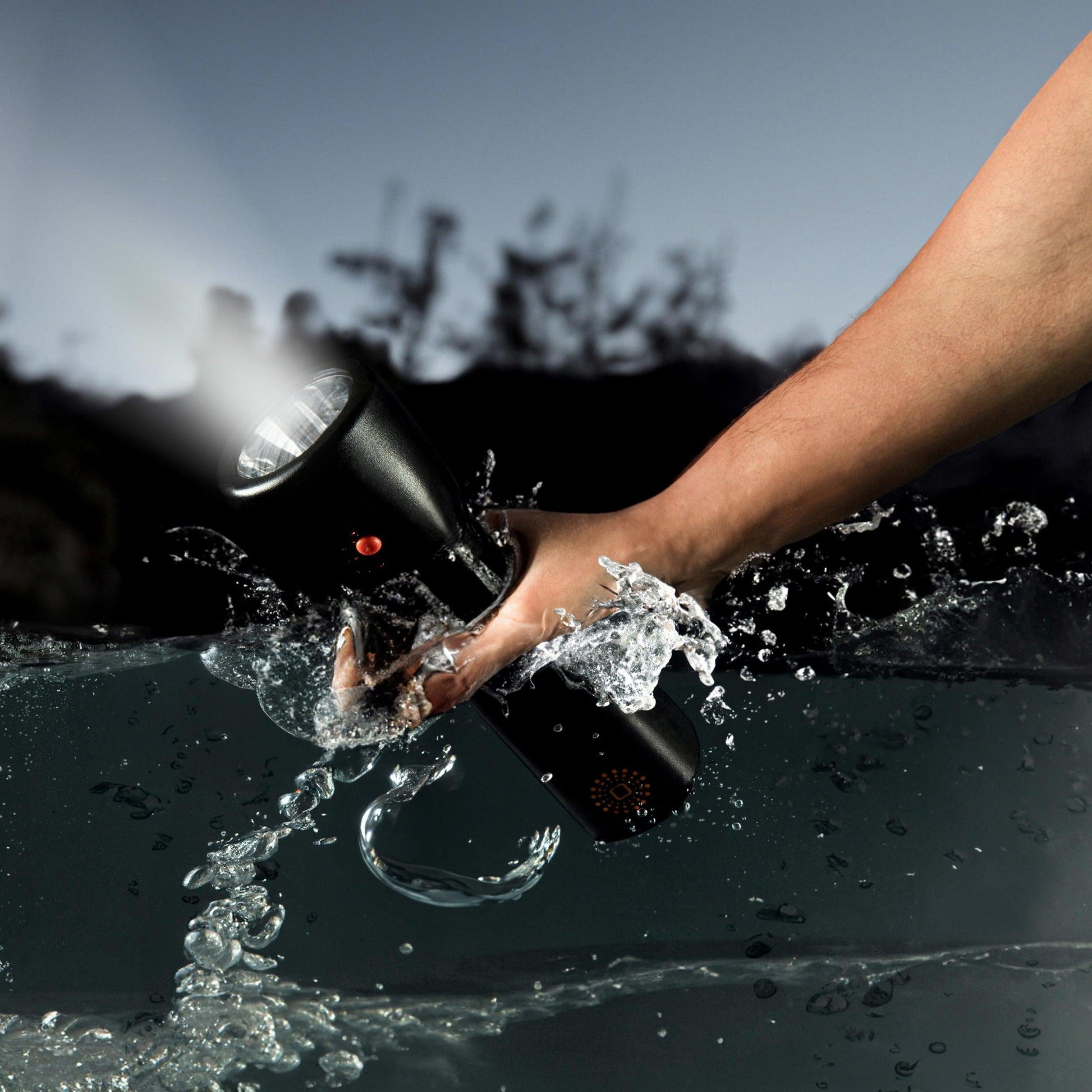 Taschenlampenabenteuer: WaterLamp bringt Licht ins Dunkel am Seeufer. Berührung mit Wasser aktiviert die umweltfreundliche Beleuchtung. Campingzauber im Wald mit leuchtenden Taschenlampen. Entdecke jetzt im WaterLamp Shop!