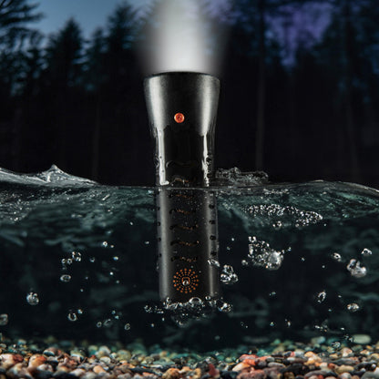 WaterLamp in Aktion: Taschenlampe am Waldseeufer. Seitenansicht unter Wasser und darüber. Der Strahl durchbricht die Dunkelheit. Entdecke die faszinierende Beleuchtung im WaterLamp Shop!