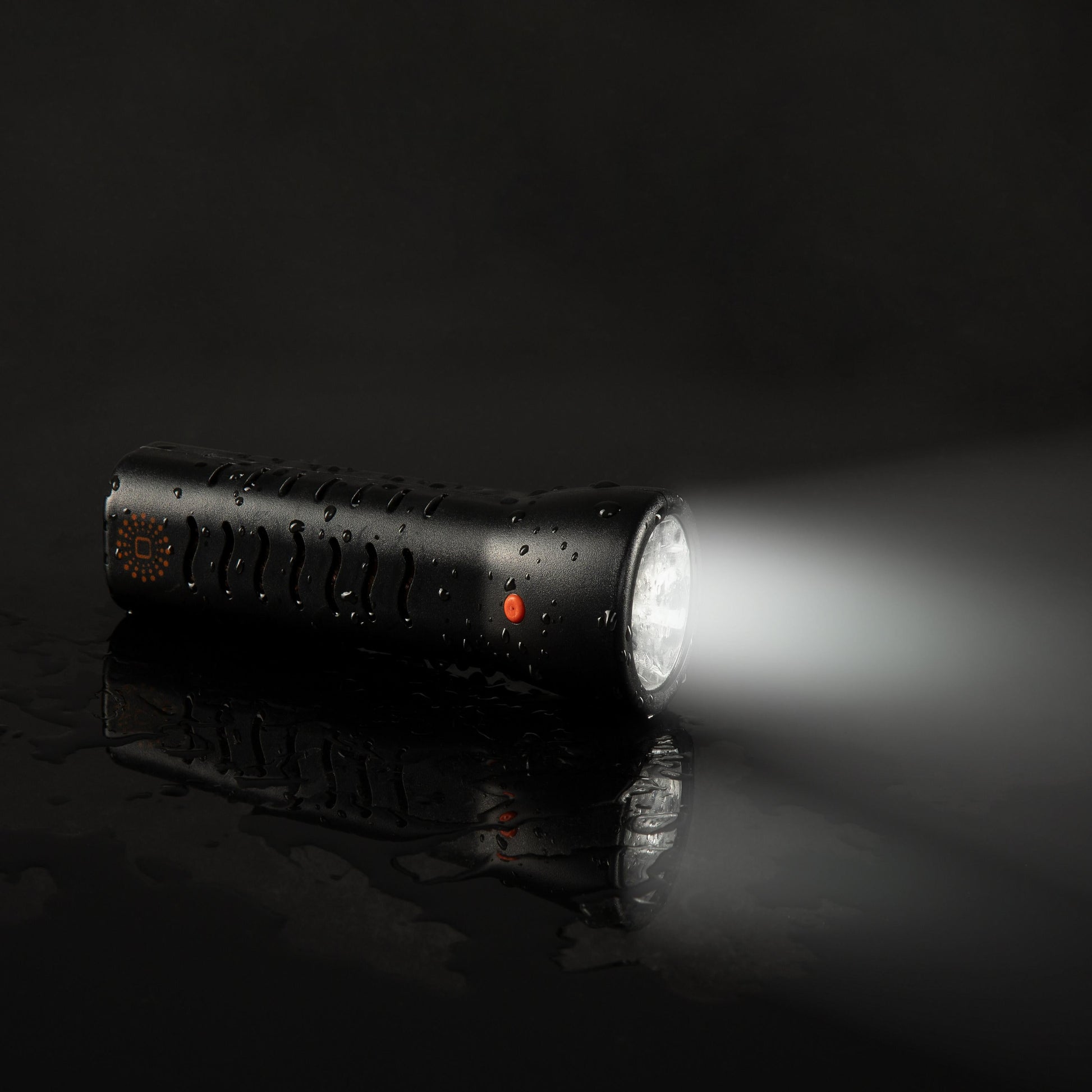 Nachtlichtzauber: WaterLamp durchbricht die Dunkelheit. Leuchtende Taschenlampe auf nassem Boden mit subtilen Wasserspritzern. Erlebe die Kraft der Wasseraktivierung im WaterLamp Shop!