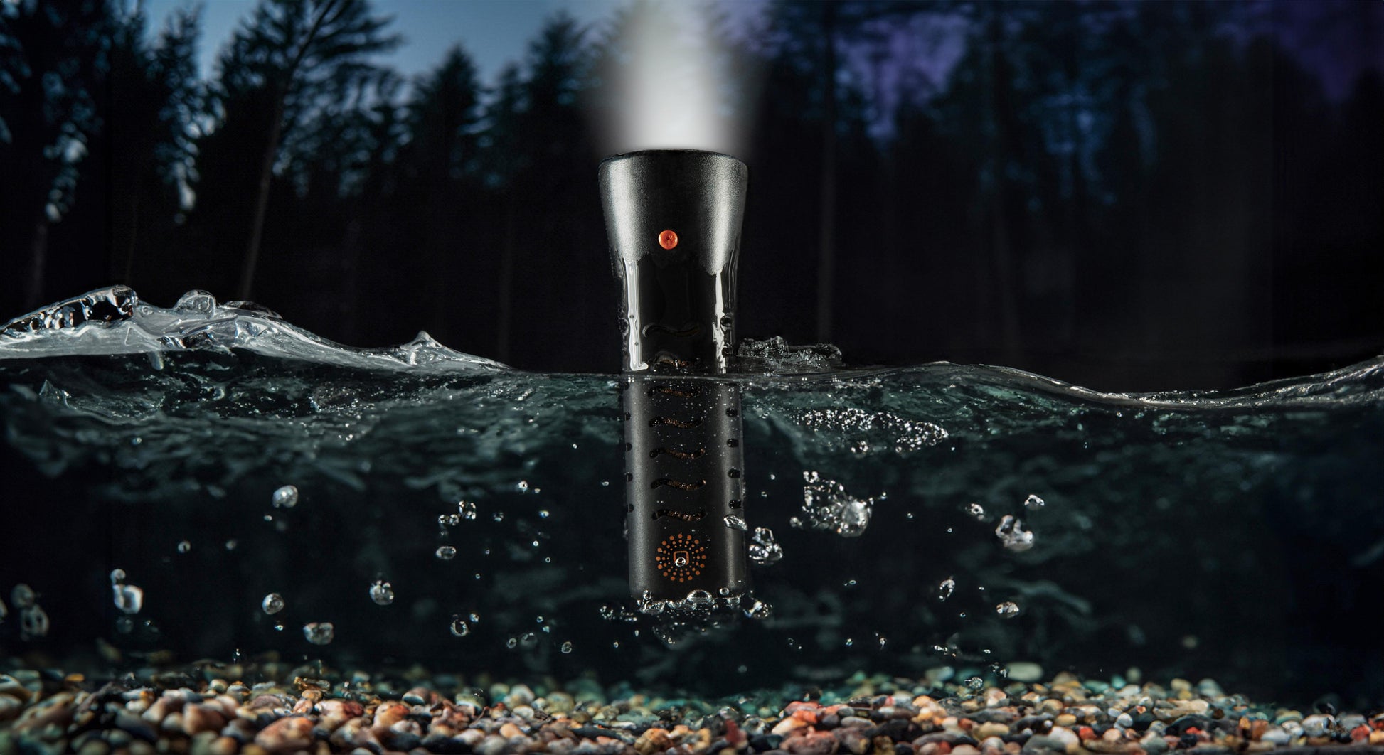 WaterLamp in Aktion: Taschenlampe am Waldseeufer. Seitenansicht unter Wasser und darüber. Der Strahl durchbricht die Dunkelheit. Entdecke die faszinierende Beleuchtung im WaterLamp Shop!